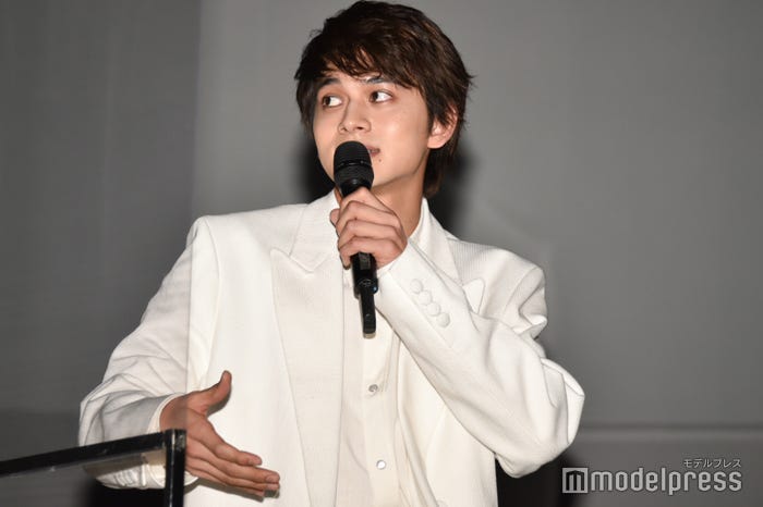手話の説明をする北村匠海 (C)モデルプレス