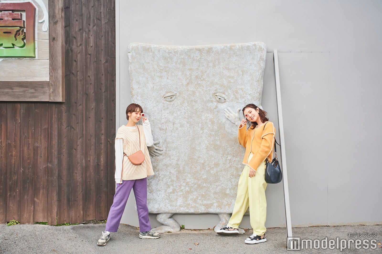 実寸大！？リアリティたっぷりに壁に張り付いているぬりかべの像（C）モデルプレス（C）水木プロダクション