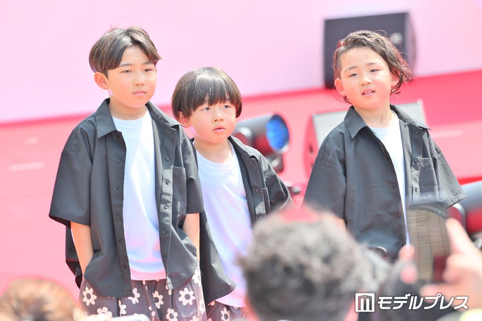 家族系YouTuberしょうやん男三兄弟、おそろいコーデで堂々“貫禄”ランウェイ【GAKUSEI RUNWAY】