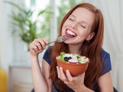 美味しそうに食事を摂っている女性