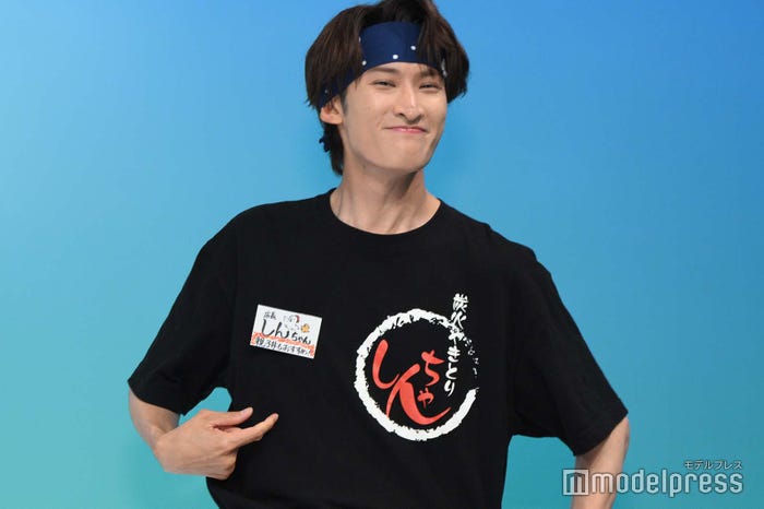 Tシャツをアピールする向井康二(C)モデルプレス