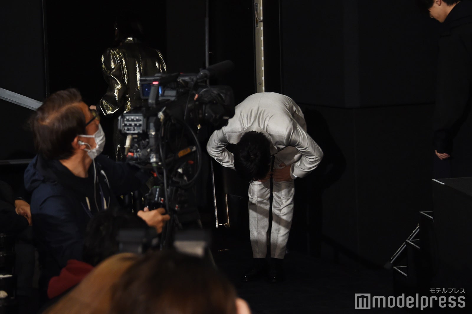 最後まで深々とお辞儀をする田中圭（C）モデルプレス