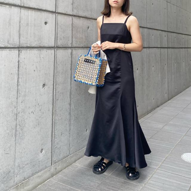 ブラックコーデ 黒ワンピースコーデ