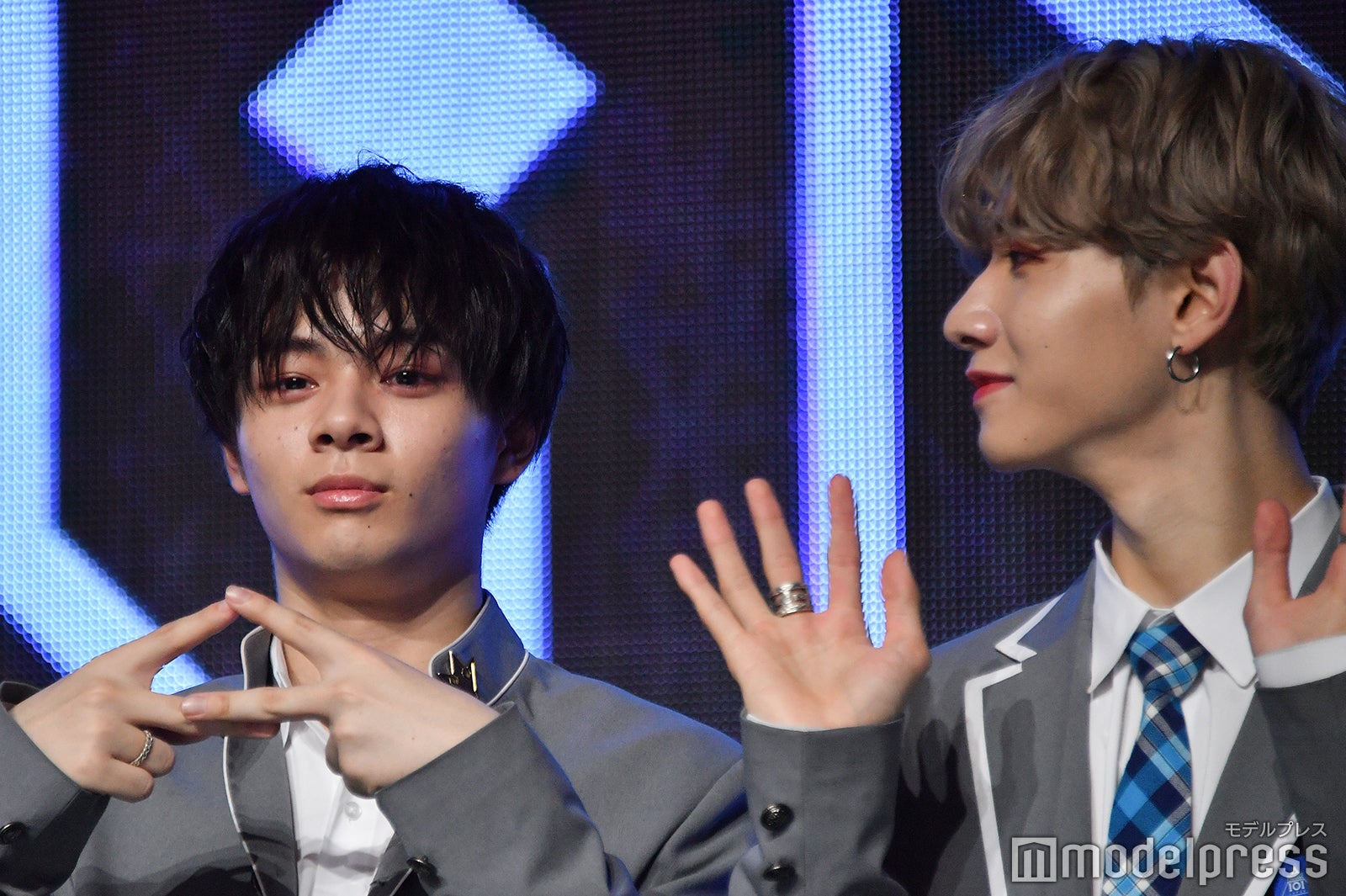 ムービー撮影タイムで動きをつける鶴房汐恩、佐藤景瑚（C）モデルプレス