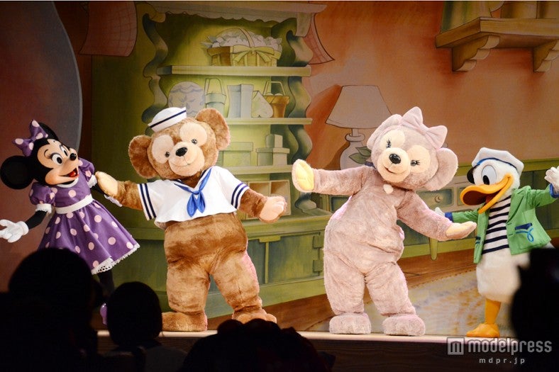 友だちができたことを喜ぶダッフィー