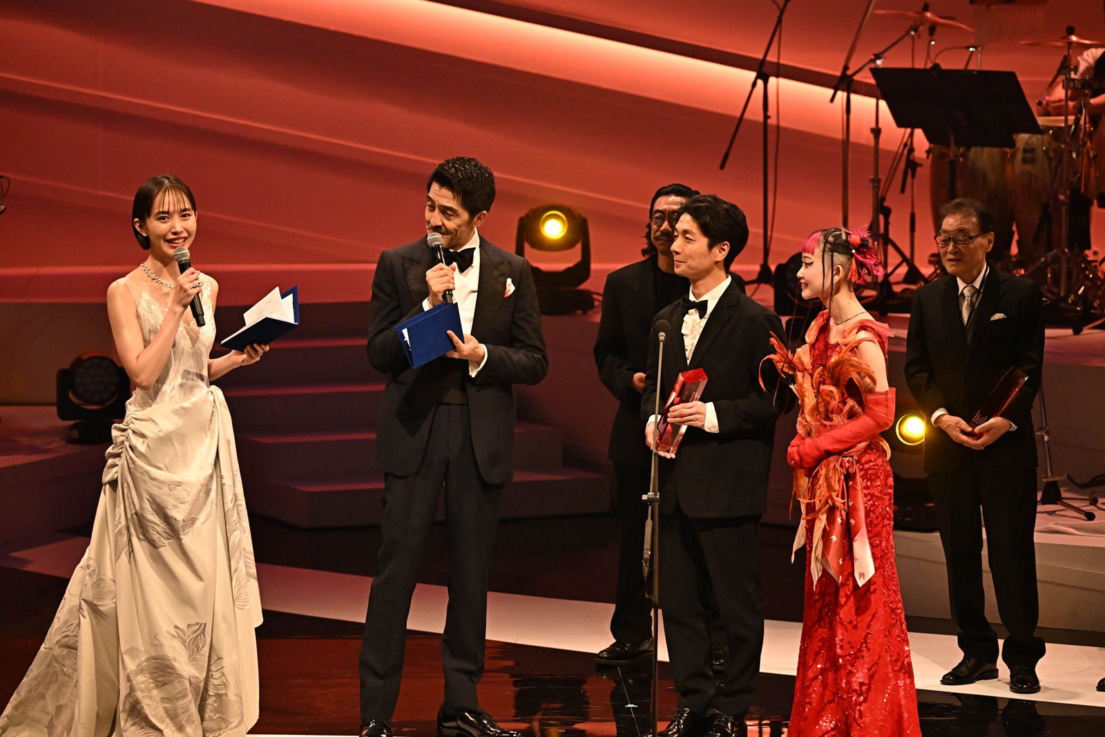 井桁弘恵、谷中敦、水曜日のカンパネラ／ケンモチヒデフミ、詩羽（C）CEIPA／MUSIC AWARDS JAPAN2025