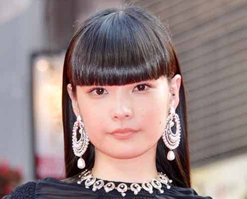 秋元梢、つややか漆黒ロングヘアで魅了 秋先取りのレッドカーペット