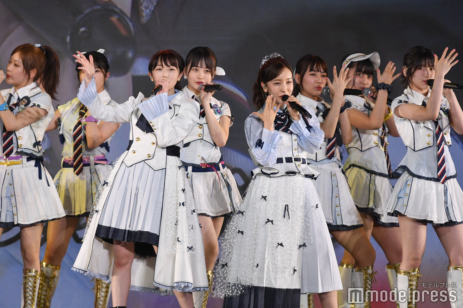 峯岸みなみ、板野友美「峯岸みなみ卒業コンサート～桜の咲かない春はない～」（C）モデルプレス