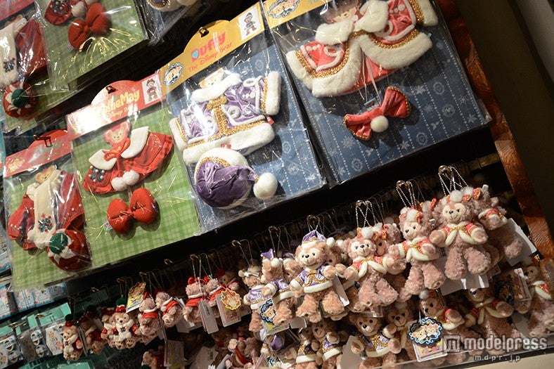 「カラー・オブ・クリスマス」コスチュームセット各￥3400、「ヴィレッジ・グリーティングプレイス」コスチュームセット￥3500（ダッフィー）、￥2700（シェリーメイ）