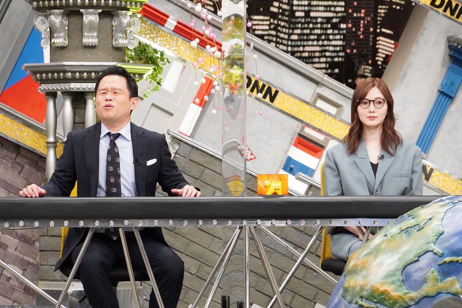 津田篤宏、白石麻衣 （C）フジテレビ