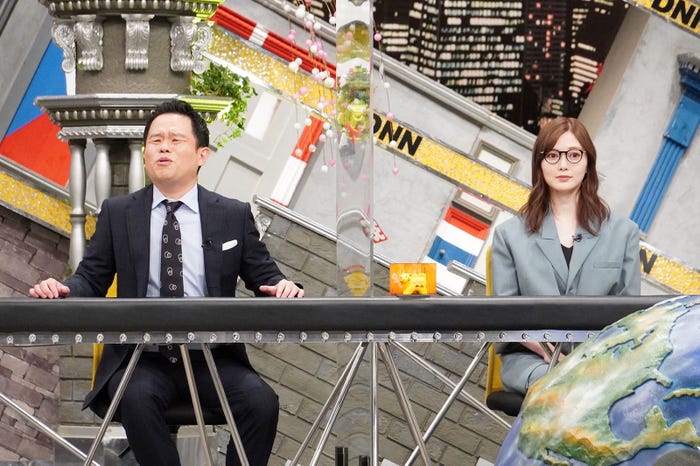 津田篤宏、白石麻衣 (C)フジテレビ