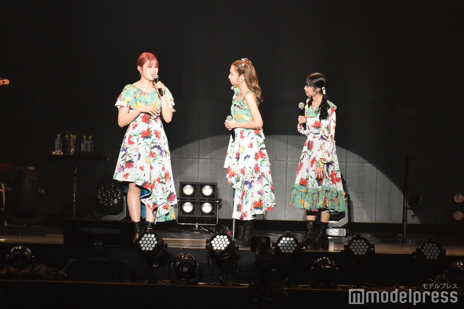 感極まるかれんに寄り添うMAYU、アサヒ（C）モデルプレス