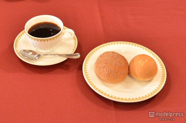コースに付いてくるパンとコーヒー（または紅茶）