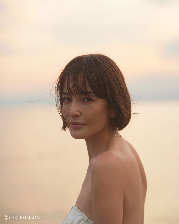 梨花、息子とリンクコーデ 肩組みショット公開に反響「スタイル抜群」「オシャレ親子」