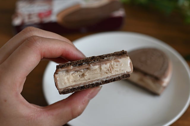 ハーゲンダッツクリスピーサンドのヘーゼルナッツプラリネショコラを半分にして持っているところ