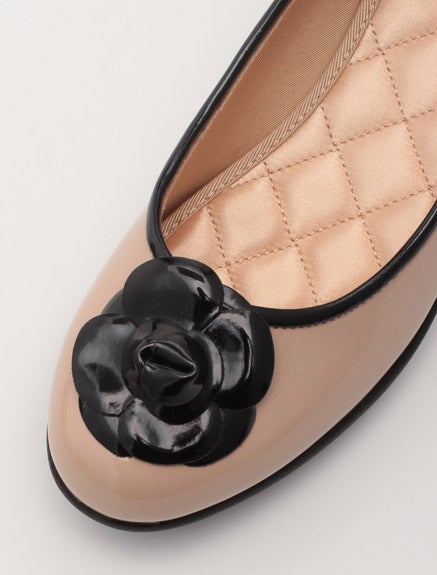 フラワーモチーフつきレトロレインパンプス「EVOL」8,900円(税込)