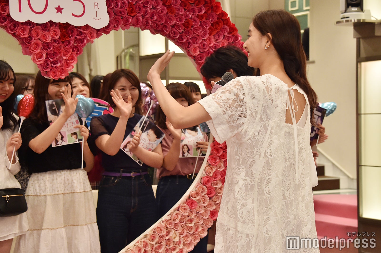 最後まで笑顔で手を振る新木優子 （C）モデルプレス