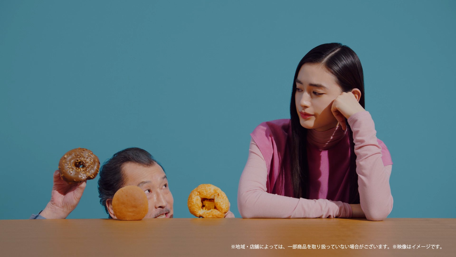 吉田鋼太郎、八木莉可子／新TVCM「超も～っちりパン」篇（提供写真）