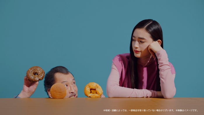 吉田鋼太郎、八木莉可子/新TVCM「超も~っちりパン」篇(提供写真)