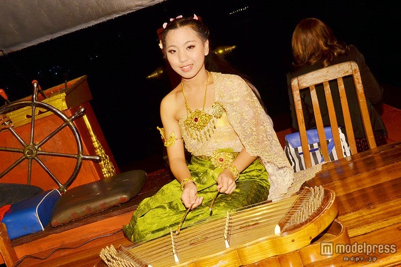 生演奏をBGMにゆったり食事を楽しめる