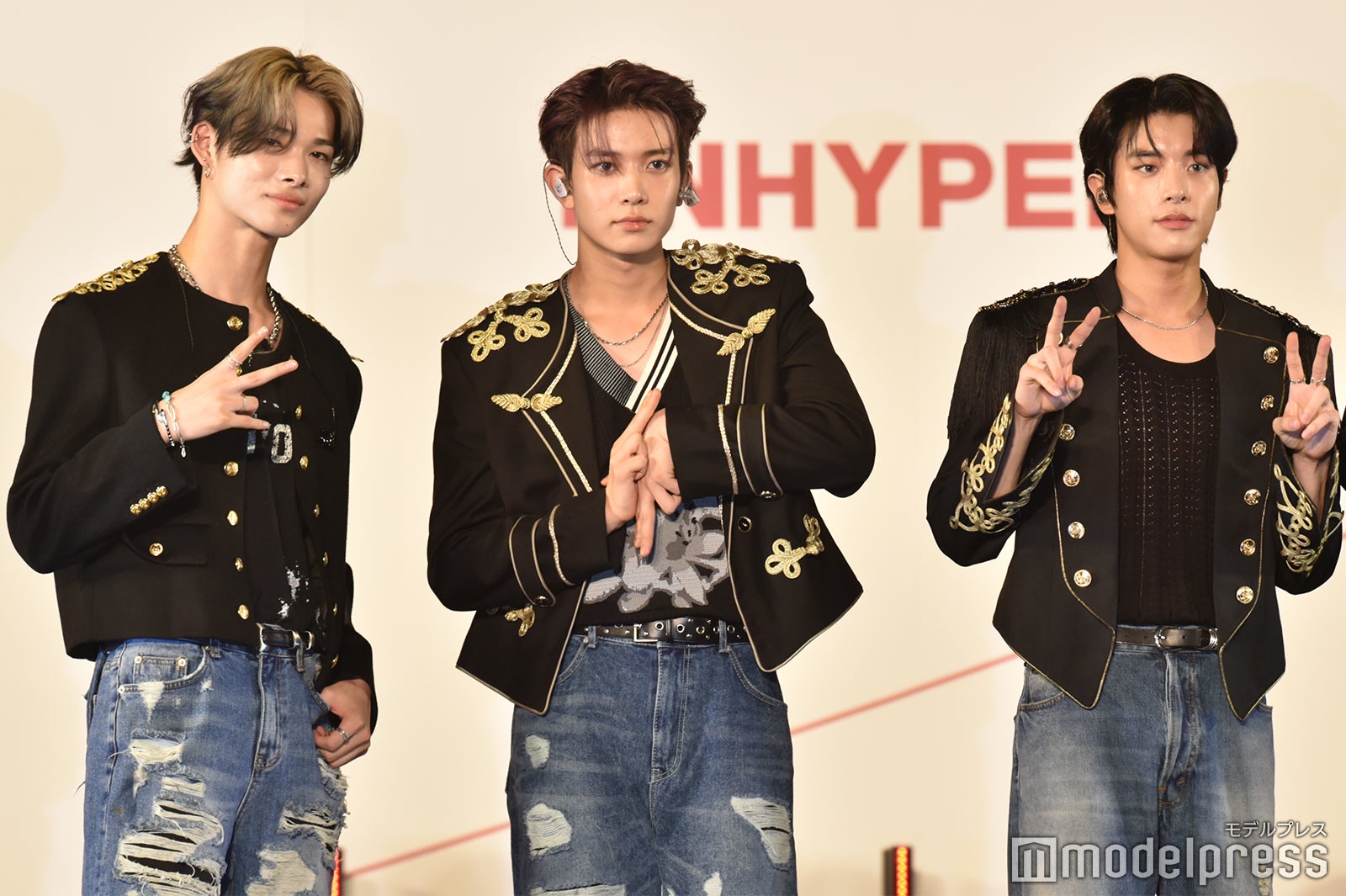 全員バラバラなポーズを見せるNI-KI、HEESEUNG、JAKE（C）モデルプレス