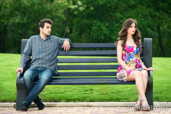 遠くから見てることしかできない…(photo by rodjulian/Fotolia)