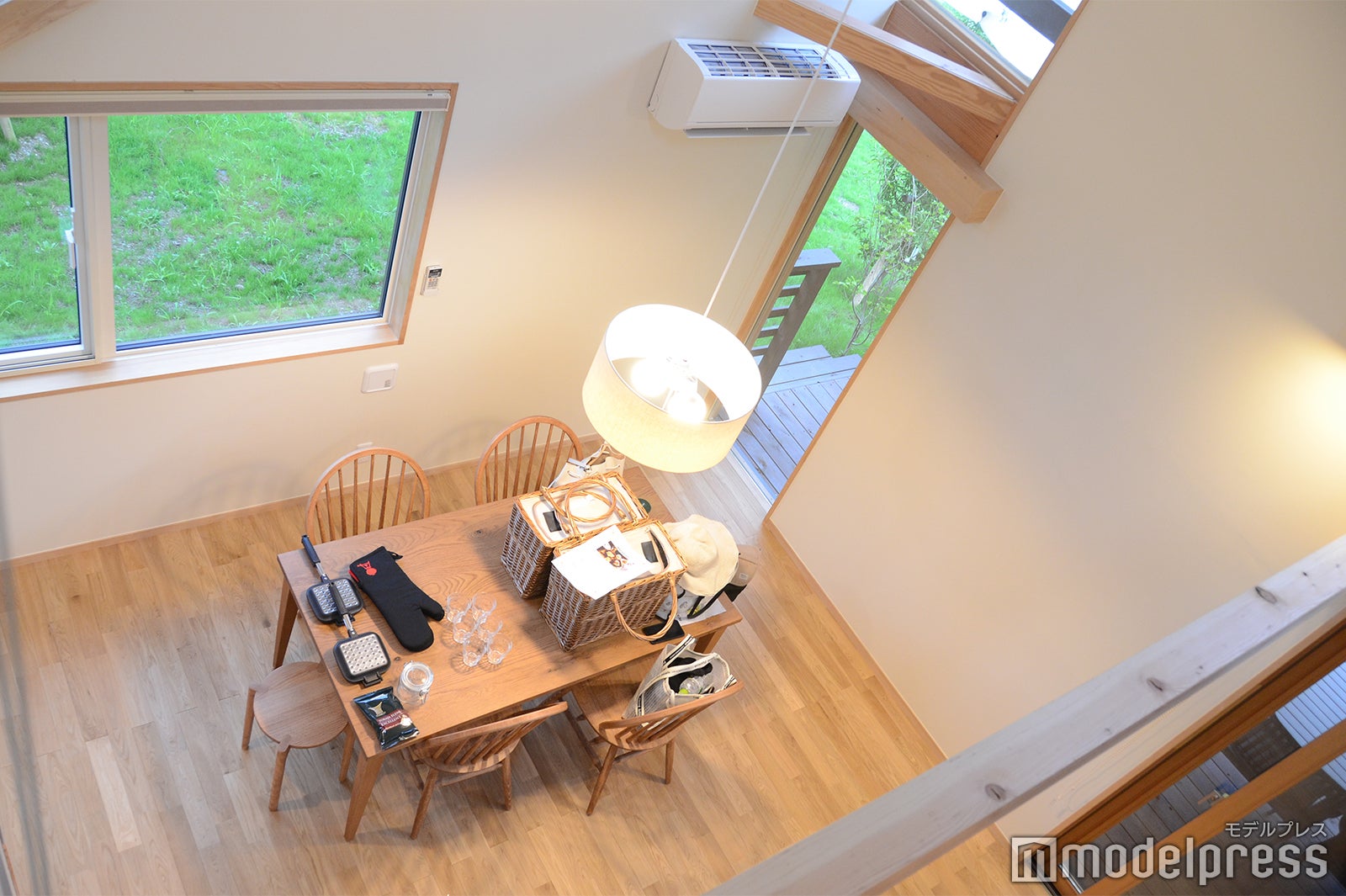 天井が高く日差しが差し込むリビング（C）モデルプレス