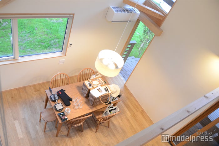 天井が高く日差しが差し込むリビング（C）モデルプレス