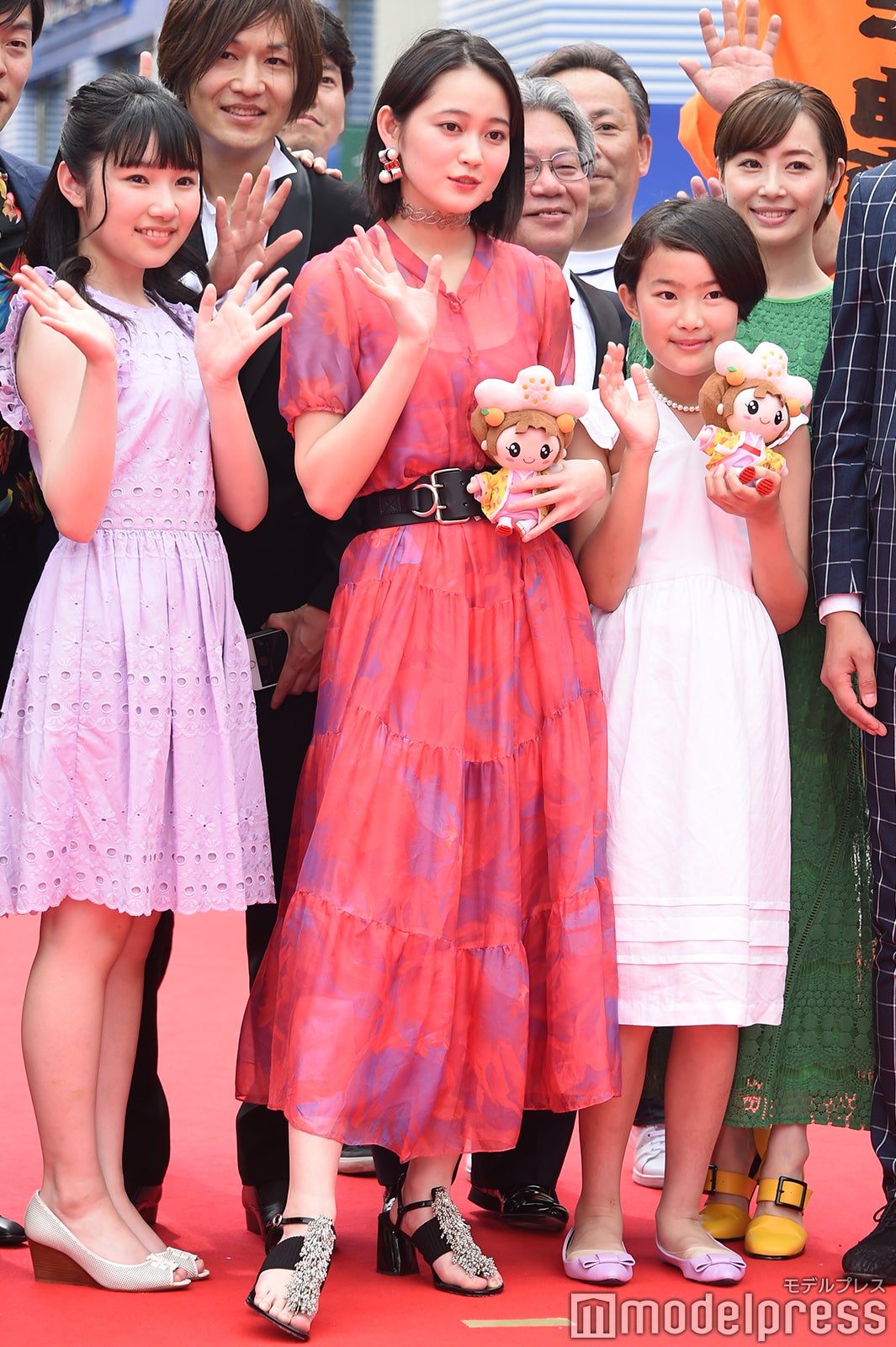 吉本実憂（中央） （C）モデルプレス