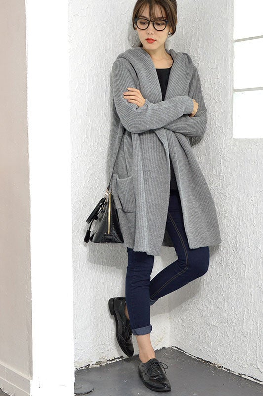 フード付き大人シルエットのニットロングカーディガン「coca」3,690円（税込）／画像提供：coca