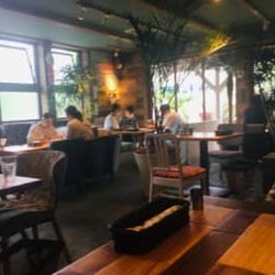 人気店「コナズ珈琲」のパンケーキ、100円で1枚追加できるって知ってた?“粗挽きコーヒー豆トッピング”カスタムが最高!