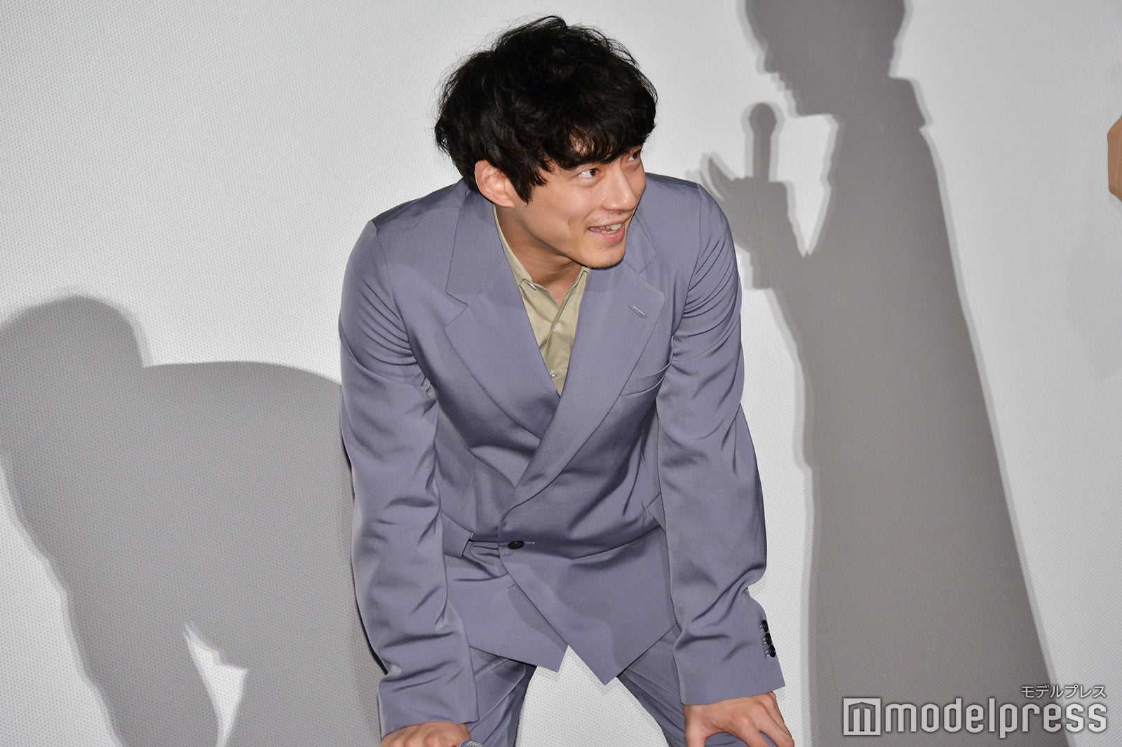 坂口健太郎「やられたー！」 （C）モデルプレス