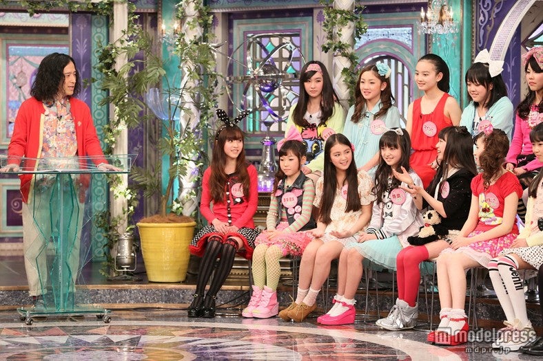 （左から）ピースの又吉直樹、JSモデルたち／画像提供：関西テレビ