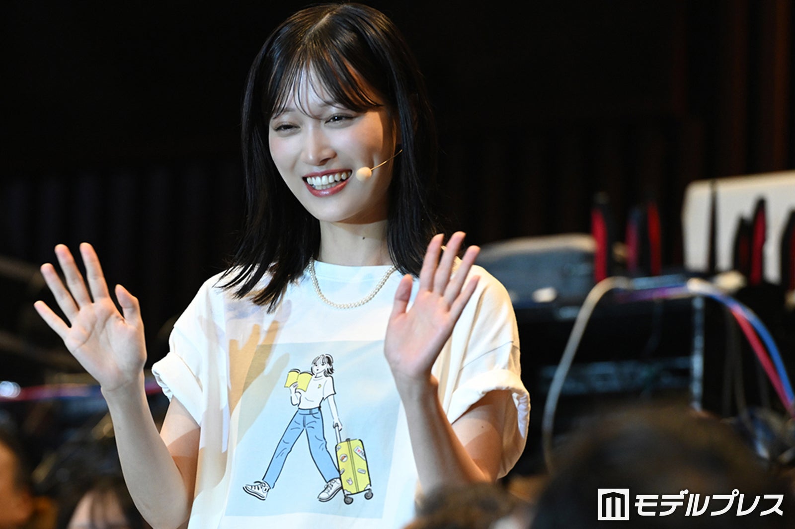 ファンに至近距離で挨拶する山下美月（C）モデルプレス