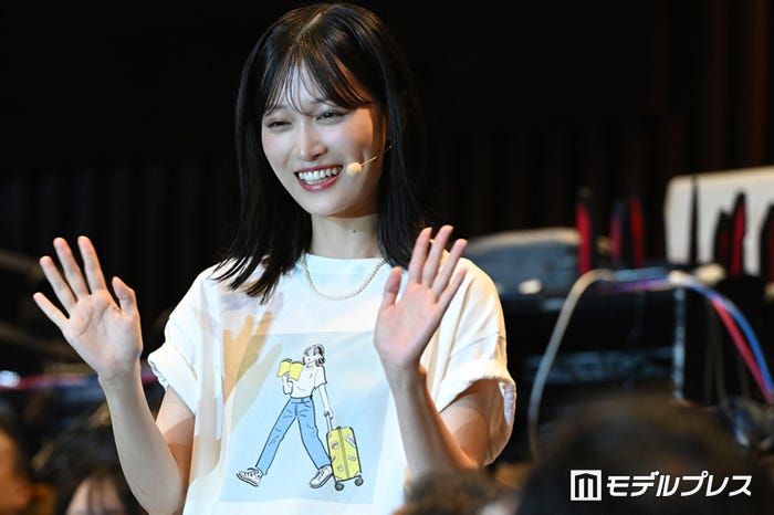 ファンに至近距離で挨拶する山下美月(C)モデルプレス