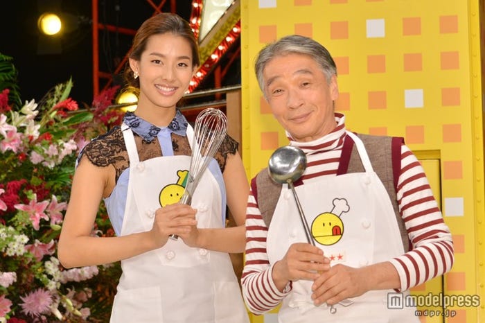 「新チューボーですよ!」MCの堺正章(右)とすみれ(左)