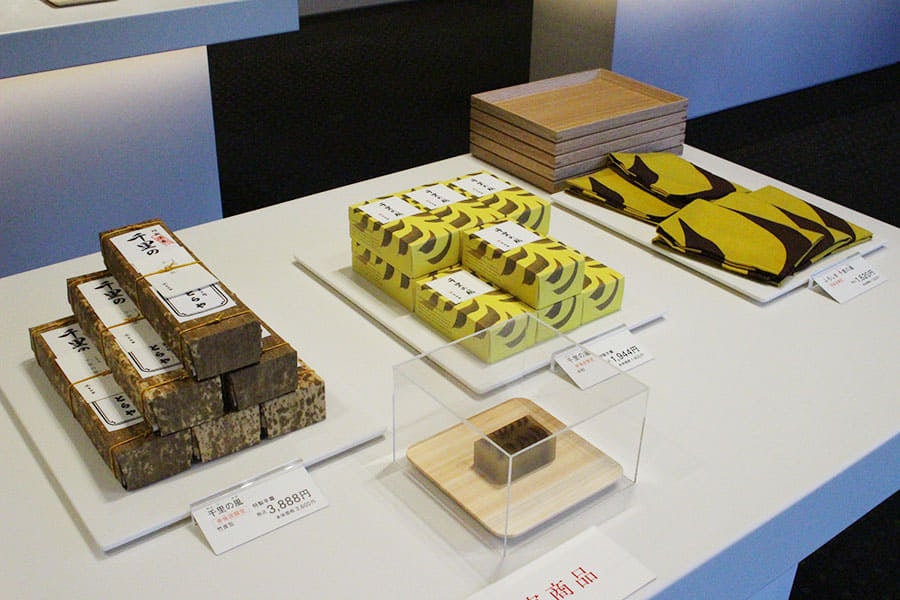 とらや 赤坂店 特製羊羹「千里の風」（竹皮包1本3,888円、中形1本1,944円）