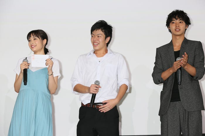 中央:広瀬すずに手紙を送った生徒の山本くん