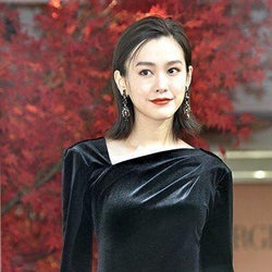 桐谷美玲&三浦翔平、色違いパーカーで“領域展開”ポーズ披露にファン「仲良し夫婦」「ペアルック尊い」
