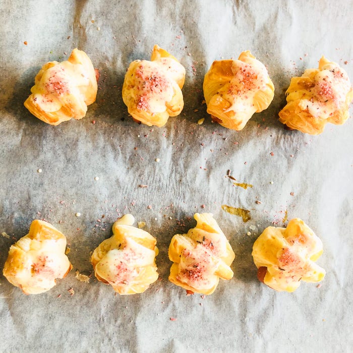 手順4:粗熱が取れたらアイシングをかけ、桜のフリーズドライフレークをトッピング/画像提供:柏原歩