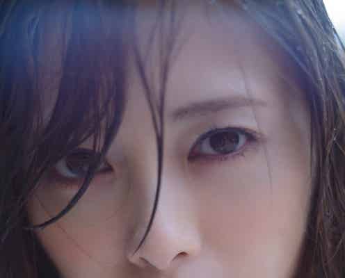 白石麻衣、濡れ髪で色っぽ視線にドキッ…写真集が19万部突破で驚異的ロングセラー