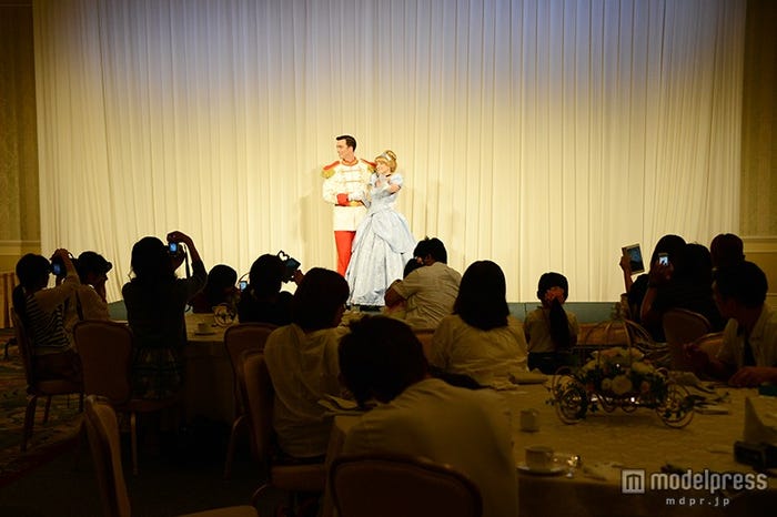 シンデレラの登場にゲストも感激