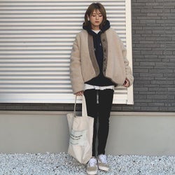 ただいま流行中! 「チラ見せインナーテクニック」を大人ストリートカジュアルで真似したい♡