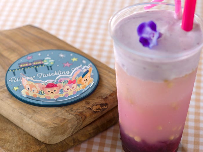 クリーム&ベリードリンク(ステラ・ルー)、スーベニアコースター付き1,500円(C)Disney
