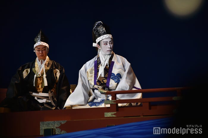 (右)市川團十郎(C)モデルプレス