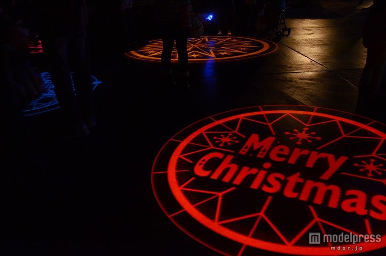 床面に映しだされたロゴ