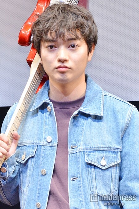 染谷将太、エレキギターで鏡割り 3年越しの主演映画公開に感動