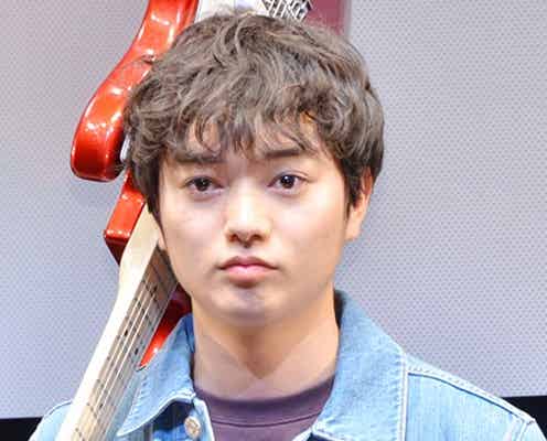 染谷将太、エレキギターで鏡割り 3年越しの主演映画公開に感動
