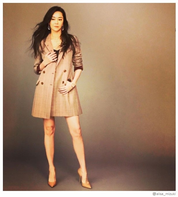 観月ありさ、スラッと美脚に反響「信じられない美しさ」「素敵すぎる」