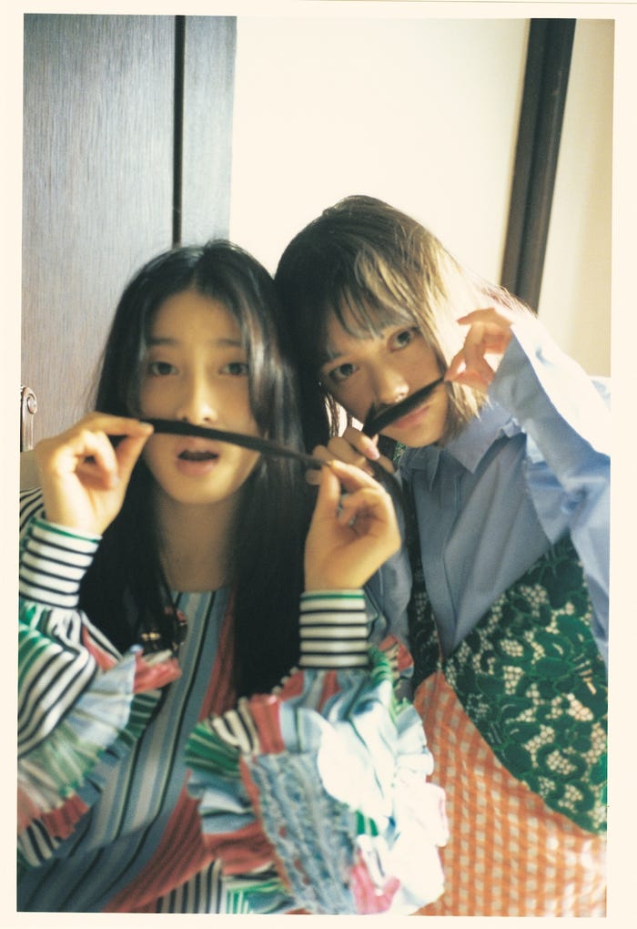 (左から)土屋太鳳、玉城ティナ(C)蓮井元彦